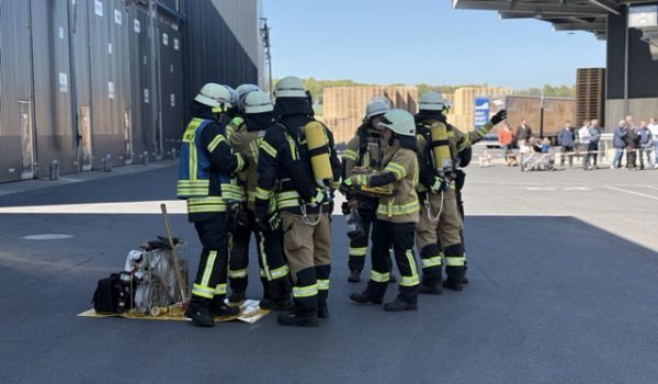 Mittel (Erste Truppe unter Atemschutz erhalten ihre Aufgaben)