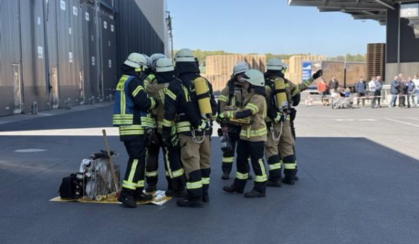 Mittel (Erste Truppe unter Atemschutz erhalten ihre Aufgaben)