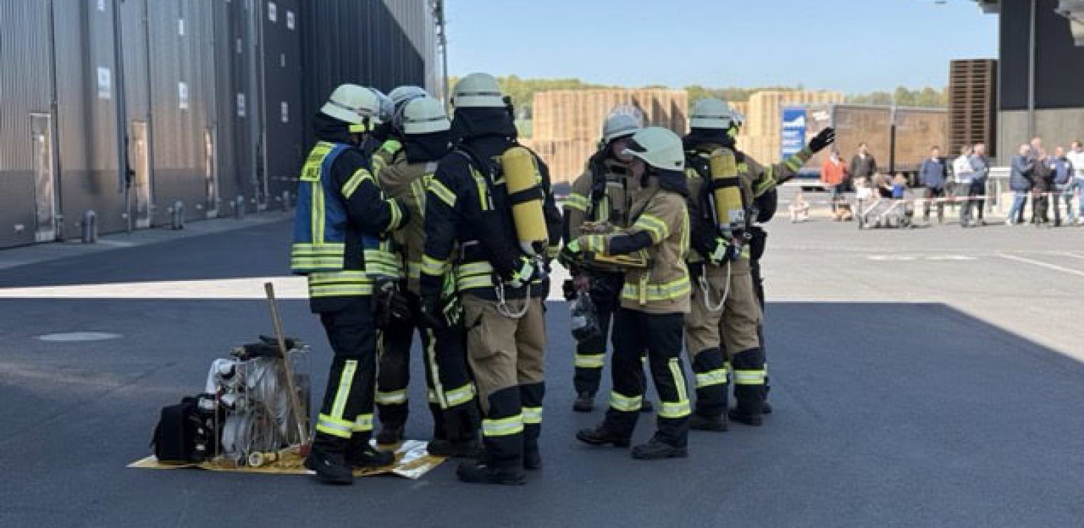 Mittel (Erste Truppe unter Atemschutz erhalten ihre Aufgaben)